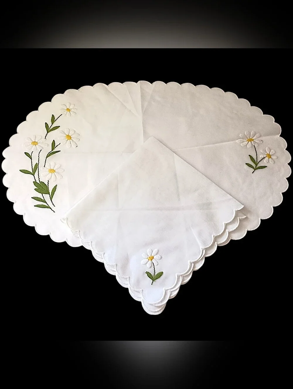 4 Vtg Daisy Embroidered Placemats Napkins Set Cottagecore Scalloped Farmhouse